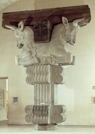 Kapitell im persischen Stil von einer Säule in der Apadana, aus dem Palast von Darius dem Großen in Susa, Iran, ca. 500 v. Chr. von Persian School