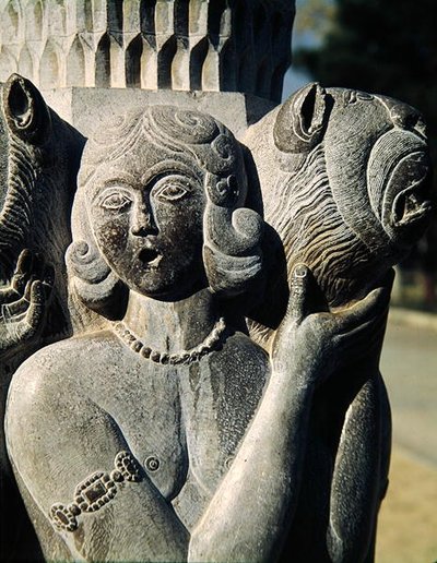 Detail einer Figur, die einen Löwen hält, Safawiden-Dynastie (Stein) von Persian School
