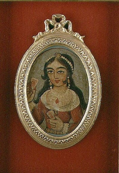Qajar-Büstenrundel, das eine geschmückte Frau darstellt von Persian School