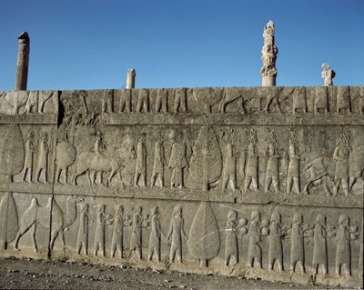 Unterworfene Völker bieten Darius I. Geschenke an. Reliefs der östlichen Treppe der Apadana, 6. Jahrhundert v. Chr. von Persian School