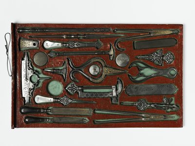 Werkzeugkasten, der die Heilige Familie darstellt, ca. 1830 (Mischtechnik) von Persian School