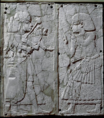 Phönizische Zivilisation: Bettverzierung mit einem Elfenbeinrelief, das einen Wächter zeigt, der dem König einen Löwen präsentiert von Phoenician
