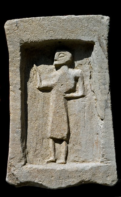 Phönizische Kunst: Punische Grabstele aus Sandstein mit Relief eines gehenden Charakters. Aus den Ausgrabungen von Mozia. 6. Jahrhundert v. Chr. Tunis, Musée du Bardo von Phoenician Phoenician