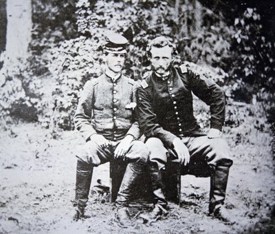 Porträt von Leutnant George A. Custer (1839-1876) (ohne Hut) mit seinem Kriegsgefangenen Leutnant Washington der Konföderierten Armee, gefangen im Mai 1862 von Photographer American