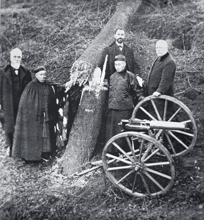Hiram Maxim demonstriert die Kraft seiner Waffe chinesischen Regierungsbeamten von Photographer English