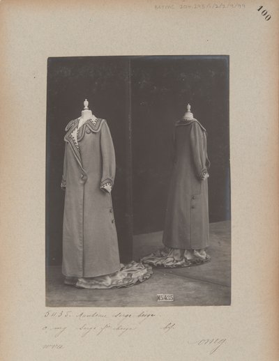 Albumseite: House of Worth, Mantel von Photographer French
