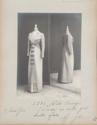 Albumseite: House of Worth, Kleid von Photographer French