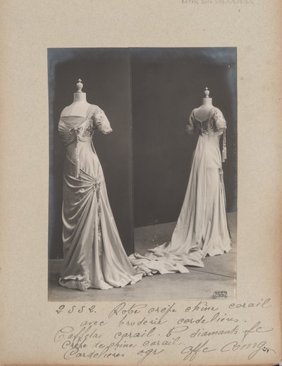 Albumseite: House of Worth, Abendkleid von Photographer French
