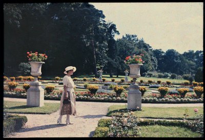 Frau, die im Garten der Bagatelle, Paris, spaziert, ca. 1920 von Photographer French