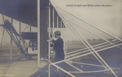 Der amerikanische Flieger Orville Wright inspiziert den Motor seines Flugzeugs von Photographer German
