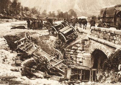 Ein italienischer Munitionskonvoi auf einer Versorgungsroute in der Nähe von Udine unter deutschem Artilleriefeuer (s/w Foto) von Photographer German