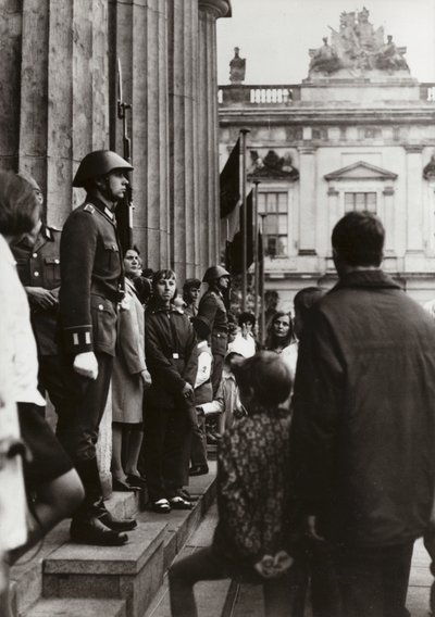 Am Denkmal für die Opfer des Faschismus und Militarismus ehren Soldaten der Nationalen Volksarmee die Pioniere des Friedens und des Sozialismus (s/w Foto) von Photographer German