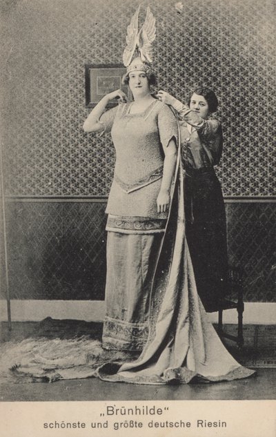 Brunhilde, die schönste und größte deutsche Riesin von Photographer German