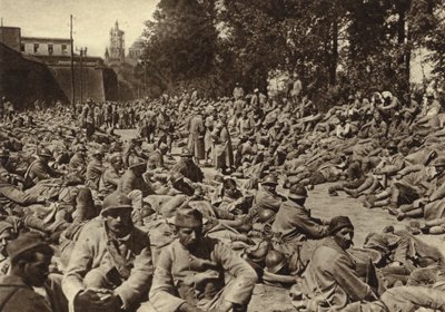 Sammelstelle in der Zitadelle von Laon, Frankreich, für französische Gefangene, die in der deutschen Frühjahrsoffensive im Ersten Weltkrieg gefangen genommen wurden von Photographer German