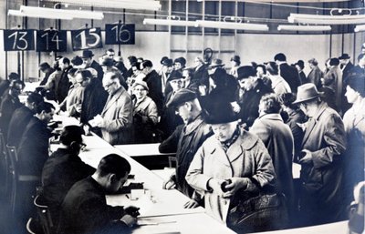Ostdeutsche Bürger stehen Schlange, um Genehmigungen zu erhalten, um Verwandte im Westen zu besuchen von Photographer German