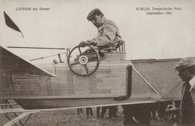 Der französische Flieger Hubert Latham am Steuer seines Flugzeugs, Tempelhofer Feld, Berlin, September 1909 von Photographer German