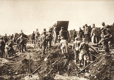 Deutsche Batterie bewegt sich über schwieriges Gelände vor Fismes, gefangene Franzosen im Vordergrund bereit zum Transport (s/w Foto) von Photographer German