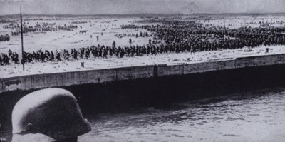 Deutscher Soldat überwacht alliierte Gefangene am Strand von Dünkirchen, Frankreich, Zweiter Weltkrieg, Juni 1940 von Photographer German
