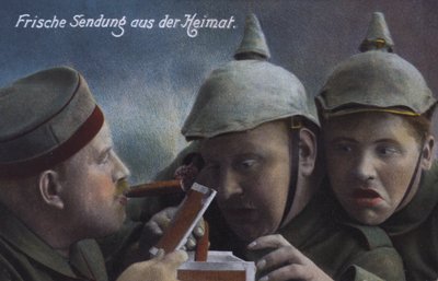 Deutsche Soldaten erhalten ein Paket Zigarren von zu Hause von Photographer German