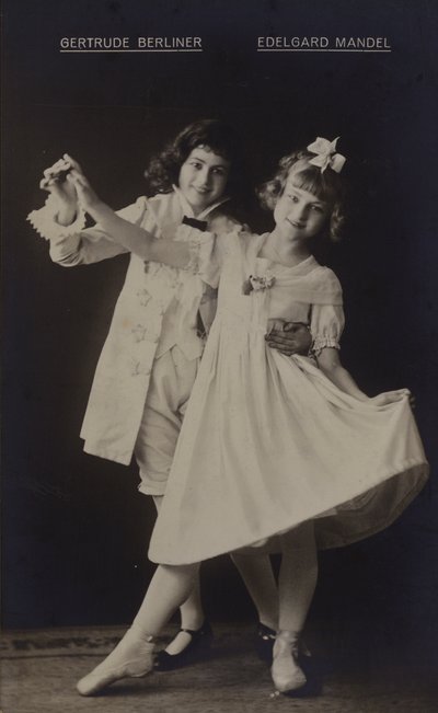 Gertrude Berliner und Edelgard Mandel, deutsche Schauspielerinnen von Photographer German