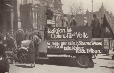 Lkw mit kommunistischen Parolen auf den Straßen von Berlin, Deutschland von Photographer German