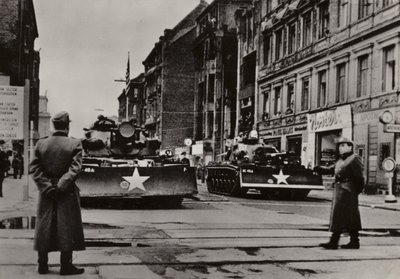 Besonders schwere Provokationen wurden zwischen dem 24. und 28. Oktober 1961 gestartet, als schwer bewaffnete US-Soldaten, unterstützt von Panzern, wiederholt die Staatsgrenze der Deutschen Demokratischen Republik verletzten (s/w Foto) von Photographer German