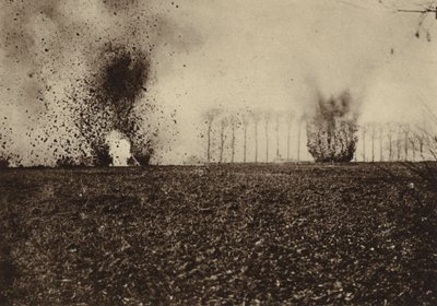 Granaten explodieren vor dem St. Vaast Wald, in der Nähe von Arras, Frankreich, Erster Weltkrieg von Photographer German