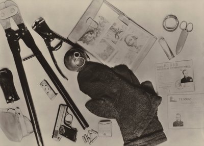 Die Ausrüstung des Terroristen Wohlfarth, der am 9. Dezember 1961 aus West-Berlin eindrang.... (s/w Foto) von Photographer German