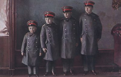 Die Söhne von Kronprinz Wilhelm von Deutschland in Militäruniform von Photographer German