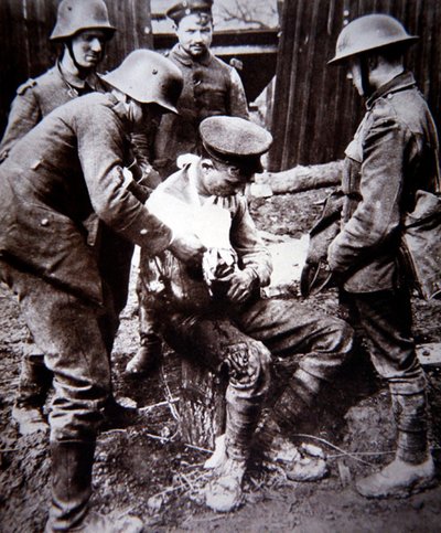 Erster Weltkrieg: Deutscher Sanitäter versorgt einen verwundeten britischen Soldaten an der Westfront von Photographer German