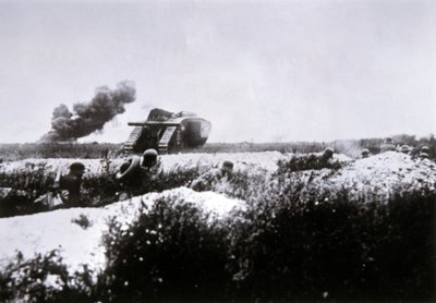 Deutsche Sturmtruppen des Ersten Weltkriegs mit Flammenwerfer, unterstützt von einem erbeuteten britischen Mark IV Panzer von Photographer German