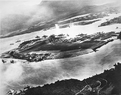 Luftaufnahme von Ford Island und Battleship Row, Pearl Harbor, 7. Dezember 1941 von Photographer Japanese