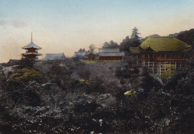 Japan, ca. 1912: Kiyomizu-Tempel, bekannt für seine hängende Bühne am Rand des Abgrunds und eine Aussicht auf Kyoto von Photographer Japanese