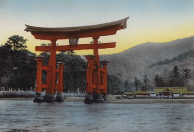 Japan, ca. 1912: Die heilige Insel Miyajima im Binnenmeer, eine der drei bekanntesten Szenen Japans; Der Tempel wurde hier im 12. Jahrhundert von Kiyomori errichtet (Foto) von Photographer Japanese