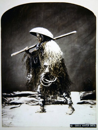 Japanischer Träger in seiner Winterkleidung, um 1900 von Photographer Japanese