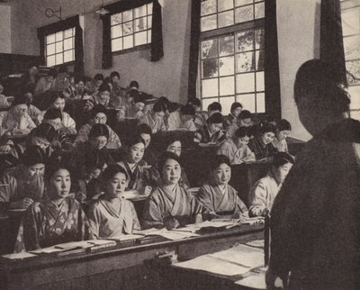 Junge japanische Frauen in ihrem letzten Jahr an der Frauenuniversität, Tokio von Photographer Japanese