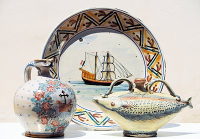 Artefakte im Museum für Vietrisi-Keramik, Vietri sul Mare, Kampanien, Italien von Blaise Nicolas Le Sueur