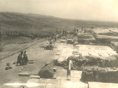 Blick auf die Ausgrabungen des Palastes von Phaistos, italienische archäologische Mission unter der Leitung von Luigi Pernier und Federico Halbherr, Kreta, Griechenland von Blaise Nicolas Le Sueur