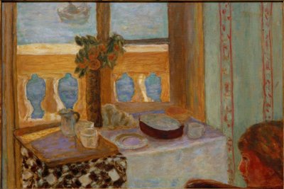 Interieur mit Balkon / Helles Interieur / Frau am Fenster / Offenes Fenster zum Meer (Antibes) von Pierre Bonnard