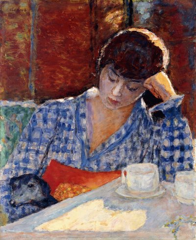 Frau, die sich mit einem Hund und einem Stillleben auf ihren Ellbogen lehnt von Pierre Bonnard