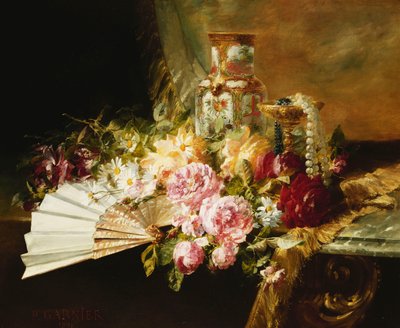 Ein Fächer mit Rosen, Gänseblümchen und einer Famille-Rose-Vase auf einem drapierten Tisch von Pierre Garnier