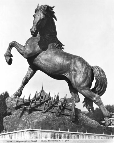 Pferd mit einer Egge, vor dem ersten Palast von Trocadero, gebaut für die Weltausstellung 1878, 1878 von Pierre Louis Rouillard