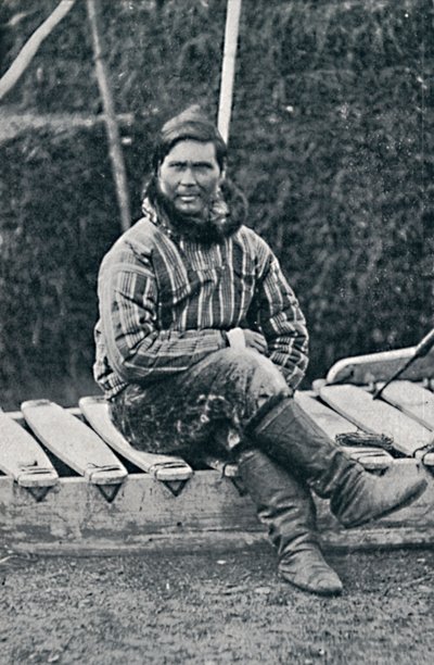 Ein Eskimo ruht auf seinem Schlitten, 1912 von Pierre Petit