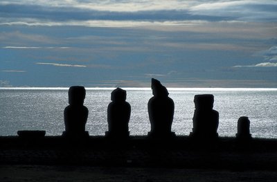 Moai-Statuen, Rapa Nui Nationalpark, Osterinsel, Chile von Polynesian Polynesian