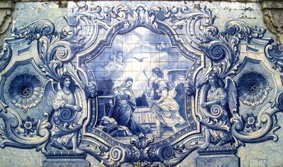 Dekoratives Paneel, das die Verkündigung darstellt, Lamego, Portugal. 1738 (Keramikfliesen) von Portuguese School