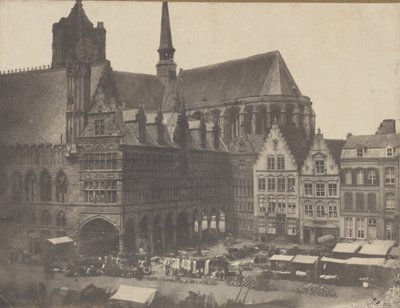 Marktplatz in Ypern, ca. 1851 von Possibly by Louis Désiré Blanquart évrard.