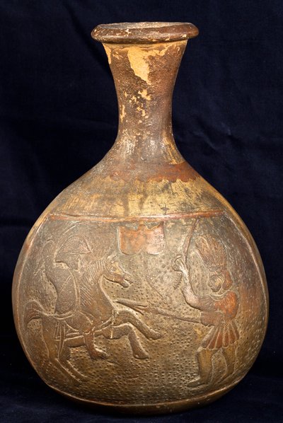 Flasche, die einen Kampf zwischen einem Reiter und einem Krieger zu Fuß darstellt von Precolombian Precolombian