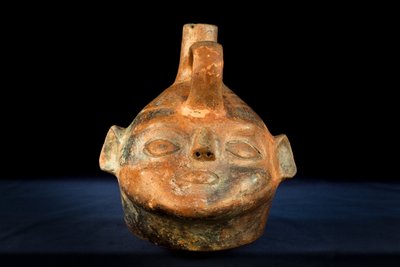 Keramische Cephalomorph mit negativer Dekoration / Vicus-Kultur von Precolombian Precolombian