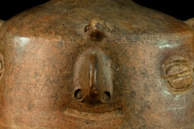 Keramik mit anthropomorpher Dekoration und Seitenhenkel / Präkolumbianische Kunst (Terrakotta) von Precolombian Precolombian