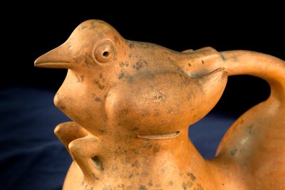 Keramik mit Brückengriff und Vogeldesign / Präkolumbianische Kunst von Precolombian Precolombian